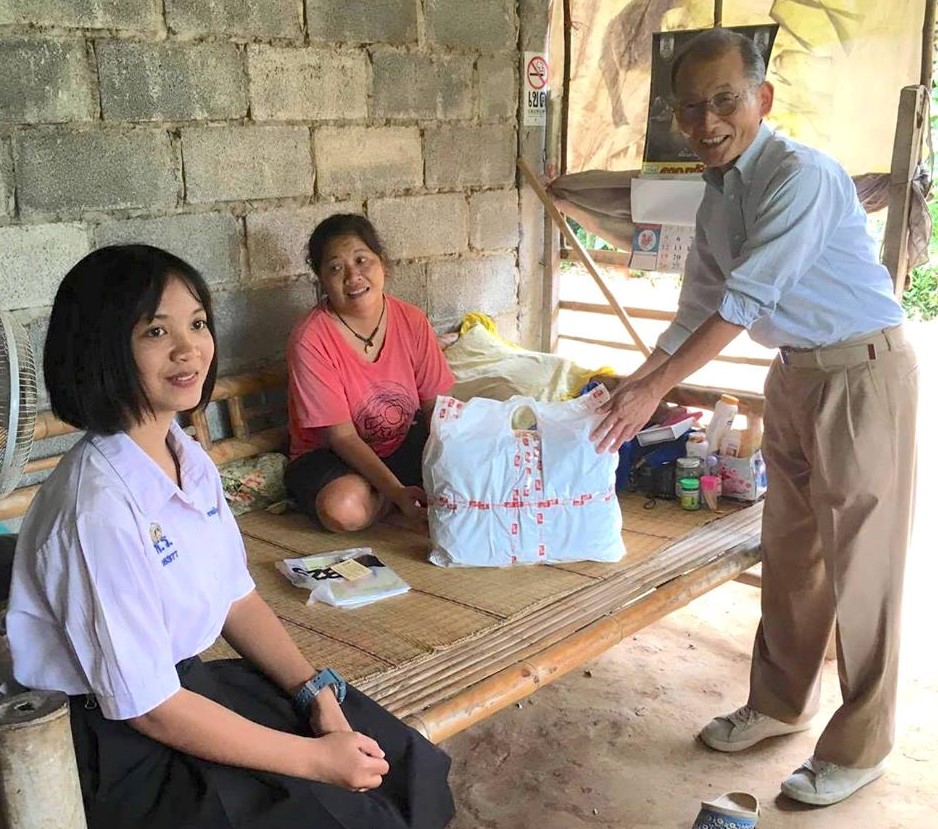 日本人の支援者が奨学生の家庭を訪問